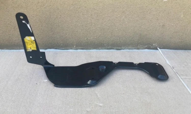 1928315 Кронштейн подножки левый DAF XF 106 Euro 6 2388175 - фото № 1