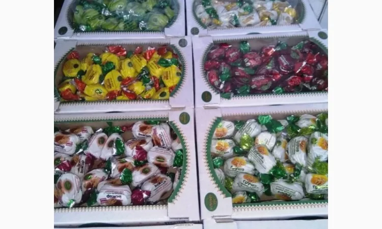 Груша в шоколаде, шоколадные конфеты в ассортименте - фото № 2