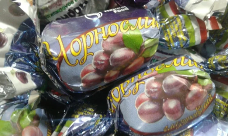 Чернослив в шоколаде. шоколадные конфеты в ассортименте - фото № 2