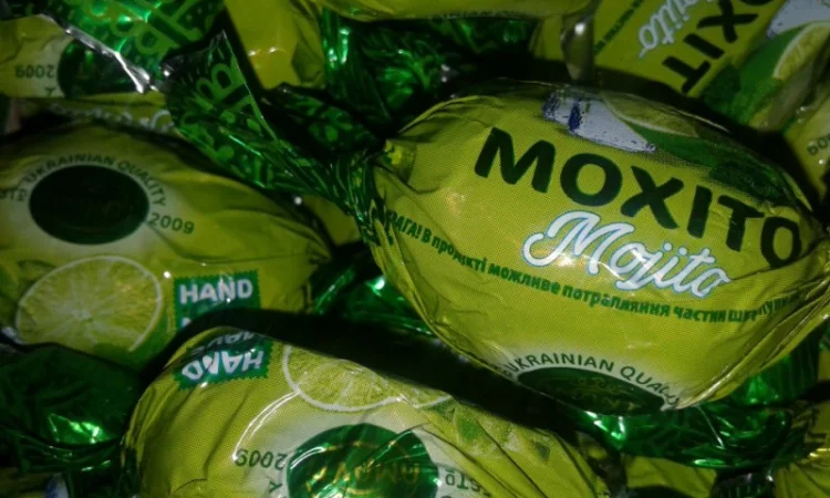 Чернослив в шоколаде. шоколадные конфеты в ассортименте - фото № 4