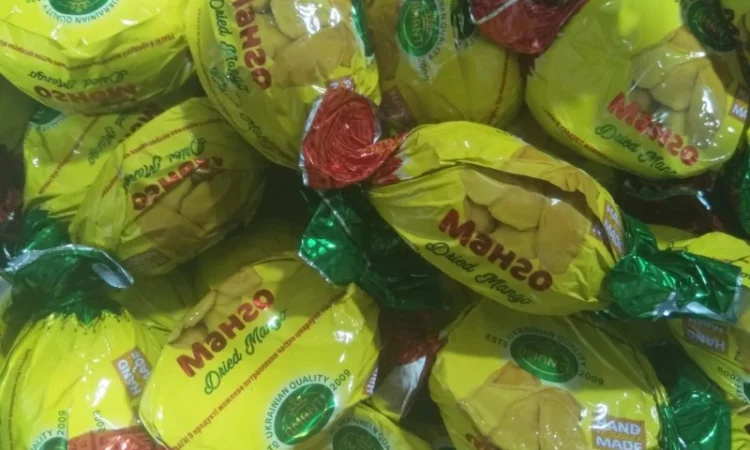 Манго в шоколаде, шоколадные конфеты в ассортименте - фото № 1