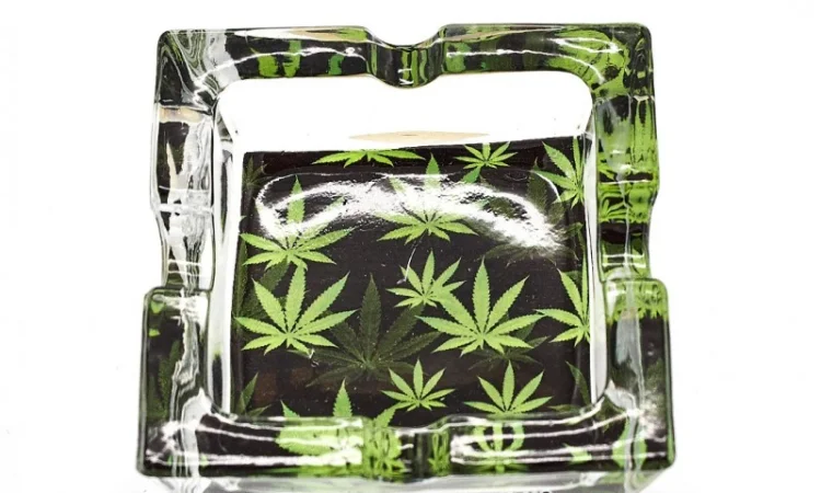 Попільничка скляна Лист конопель 6-1562 - фото № 3