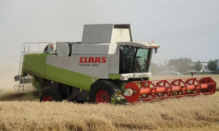 Уборка урожая зерна комбайном в г. Винница - фото № 1