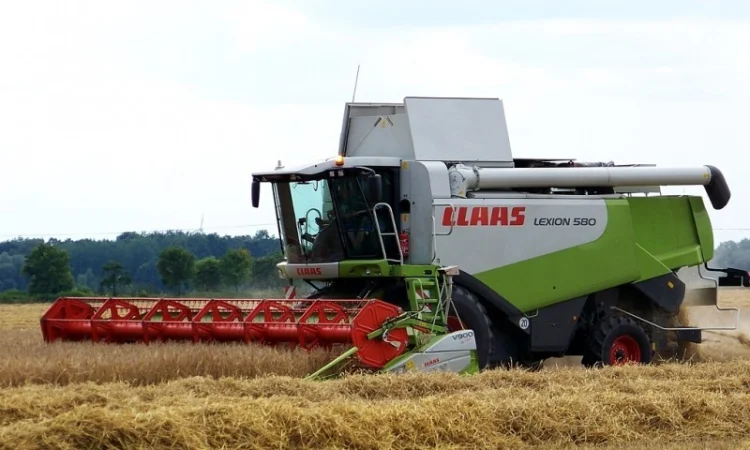 Уборка урожая 2024 года комбайнами Claas Lexion 600 - фото № 1