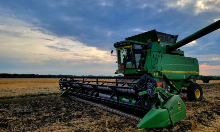 Услуги по уборке урожая комбайном John Deere - фото № 1