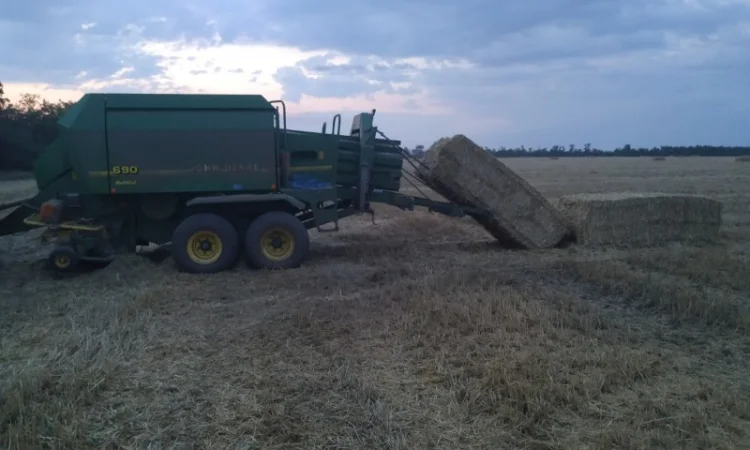 Тюкование подбор соломы - фото № 1