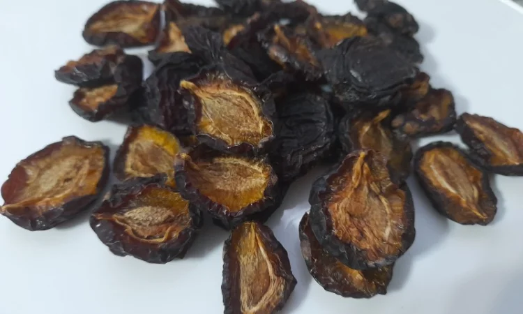 Сушена слива половинками - корисна закуска - фото № 1