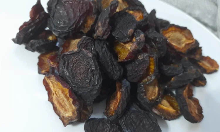 Сушена слива половинками - корисна закуска - фото № 2
