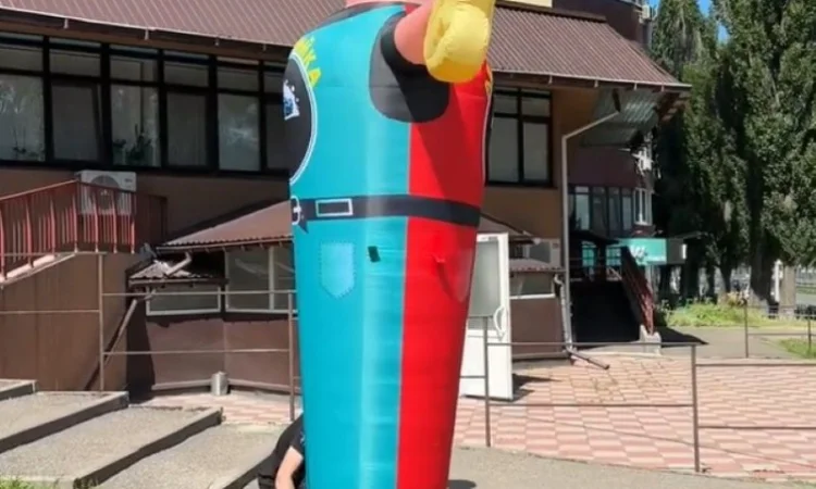 Надувна реклама для заходів - Людина махає на дорозі - фото № 10