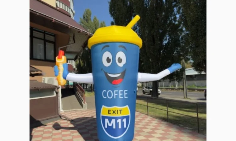 Человек машет на дороге - фото № 8