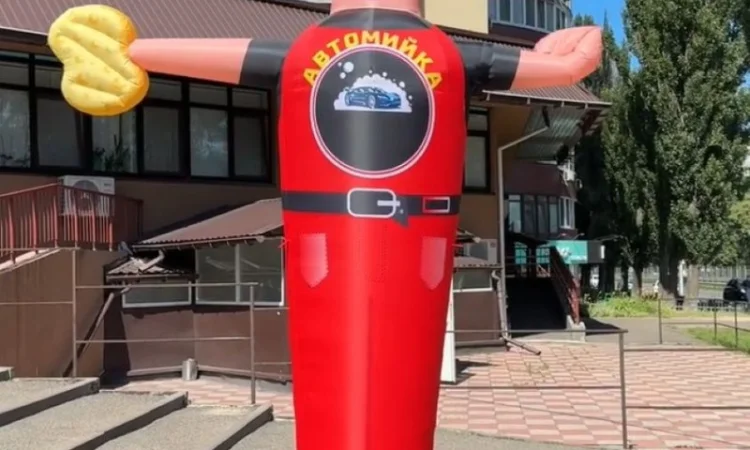 Человек машет на дороге - фото № 3