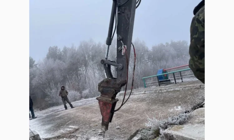 Аренда экскаватора с гидромолотом для демонтажа - фото № 1