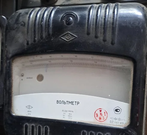 Вольтметр Д574 – универсальный прибор для измерения напряжения - фото № 1