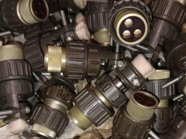 Штепсельная розетка ШПЛМ-3 для электрических цепей - фото № 1