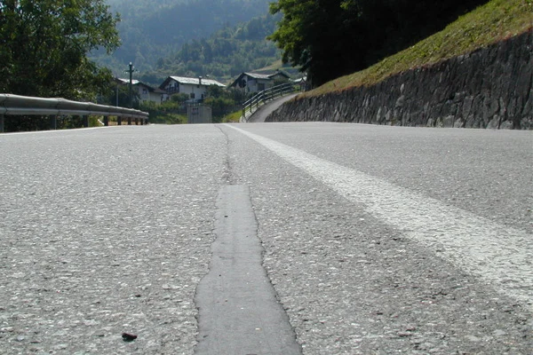 Битумная дорожная лента Fugenband W 25 х 5 мм для ремонта и герметизации швов - фото № 7