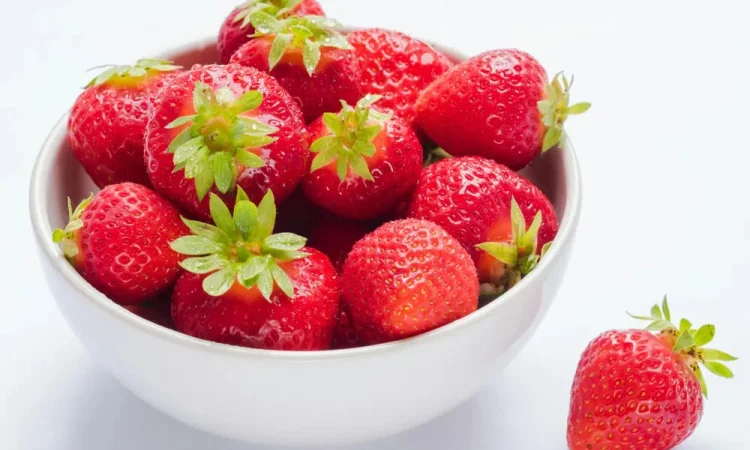 Свіжа клубніка, черешня, малина - фото № 1