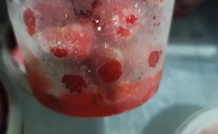 Заморожена ожина, полуниця, слива 2025 - фото № 1