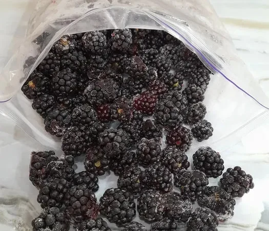 Замороженные ягоды: черная смородина, красная смородина, ежевика - фото № 1