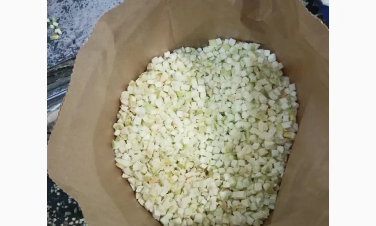 Пропонується заморожене яблуко кубиками зеленого кольору - фото № 1