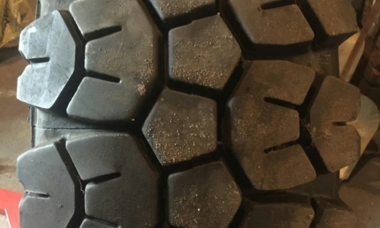 Скаты шины R24 14 на различную спецтехнику продажа в Украине - фото № 1