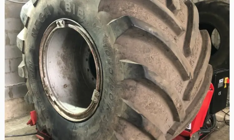 Шина 1050/50R32 Michelin для бурякозбиральных комбайнов - фото № 1