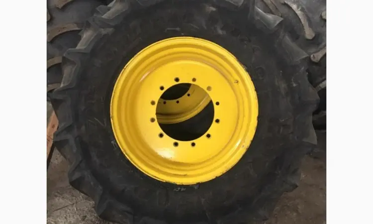 Бу колеса на John Deer 710/70R42 и 600/70R30 (шина + диск ориг.) - фото № 1