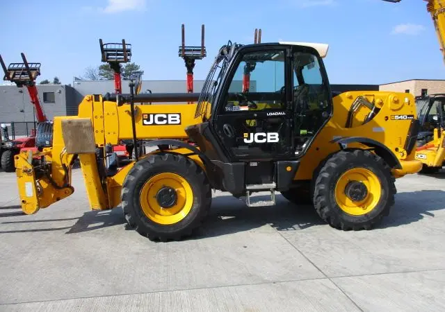 Телескопический погрузчик JCB 540-170. Строительная техника - фото № 1