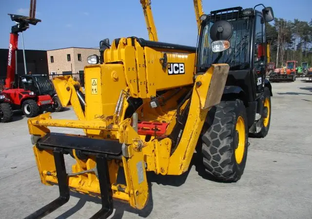 Телескопический погрузчик JCB 540-170. Строительная техника - фото № 4