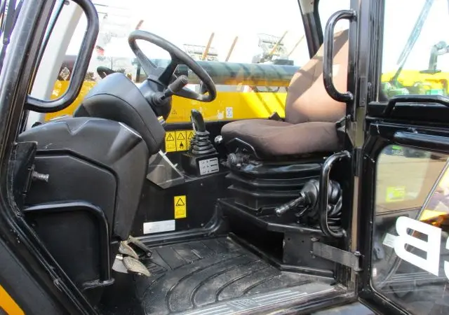 Телескопический погрузчик JCB 540-170. Строительная техника - фото № 8