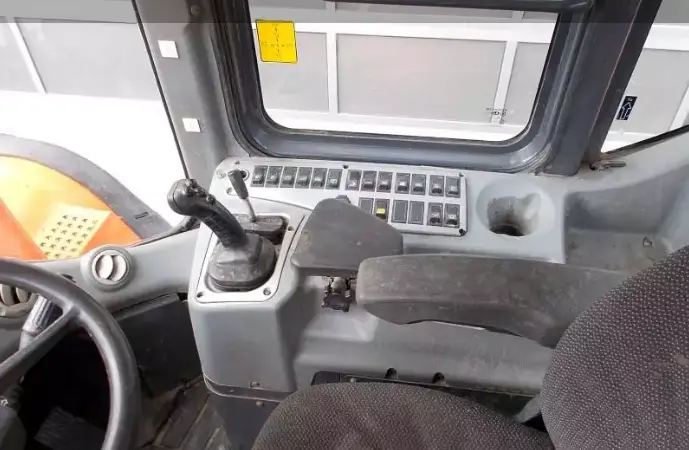 Фронтальный погрузчик Doosan DL 400 - фото № 9