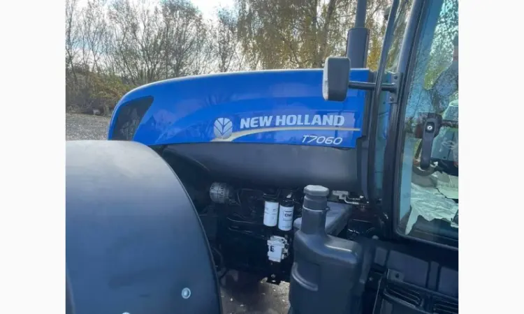Трактор колісний New Holland T7060 - фото № 8