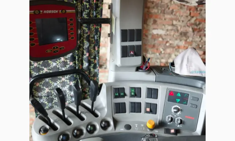 Тактор колісний Claas Axion 850 - фото № 6