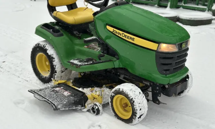Газонокосарка John Deere X320 в наявності - фото № 2
