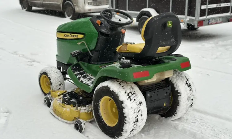 Газонокосарка John Deere X320 в наявності - фото № 4