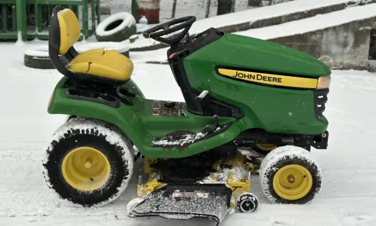 Газонокосарка John Deere X320 в наявності - фото № 7