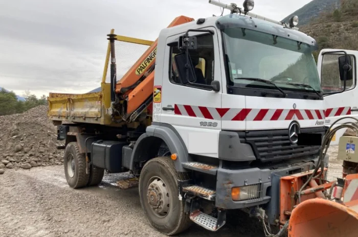 Самосвал кран Mercedes ATEGO 1828 amp + передній сніговідвал 19т. 4х4- фото № 1