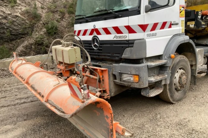Самосвал кран Mercedes ATEGO 1828 amp + передній сніговідвал 19т. 4х4- фото № 4