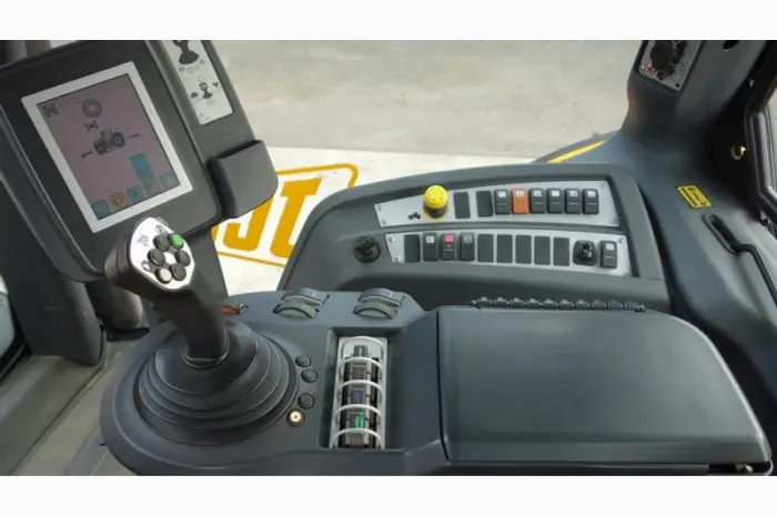 Трактор JCB Fastrac 7230 P-TRONIC- фото № 6