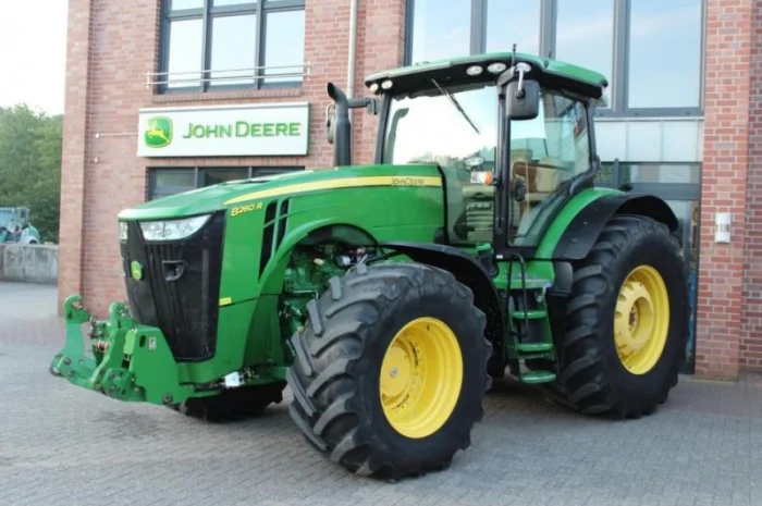 Трактор John Deere 8260R- фото № 1