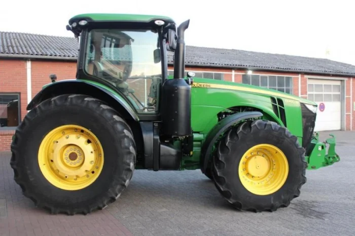 Трактор John Deere 8260R- фото № 2