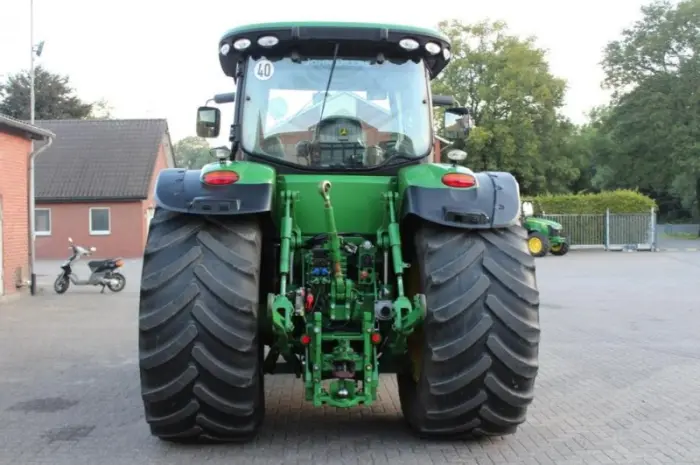 Трактор John Deere 8260R- фото № 3