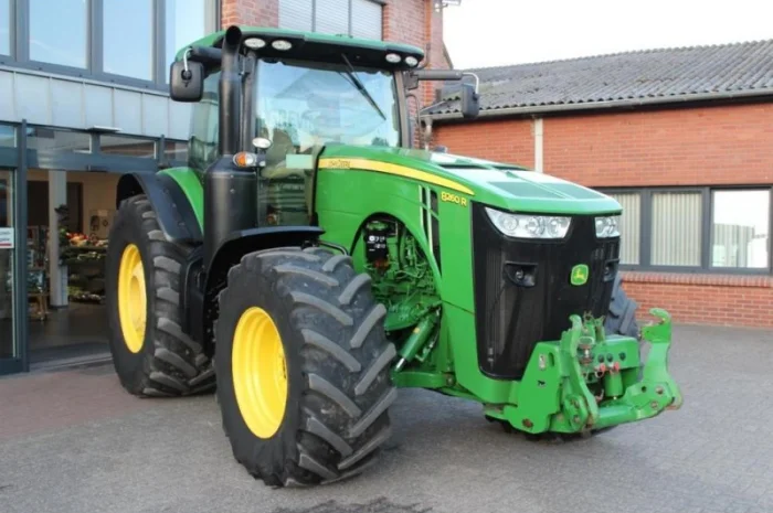 Трактор John Deere 8260R- фото № 4