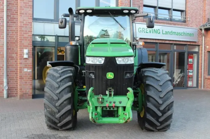 Трактор John Deere 8260R- фото № 5