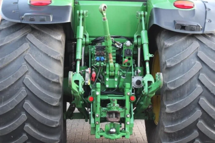 Трактор John Deere 8260R- фото № 5