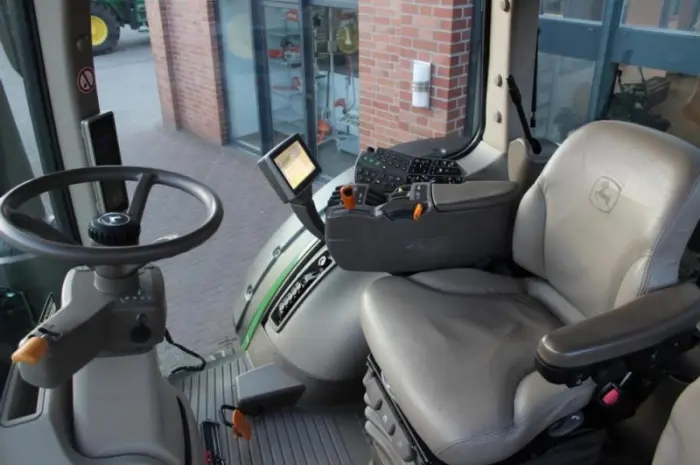 Трактор John Deere 8260R- фото № 7