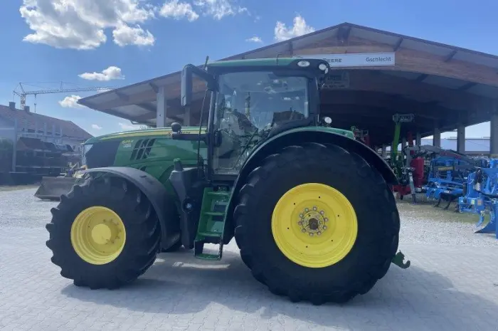 Трактор John Deere 6215 R- фото № 1