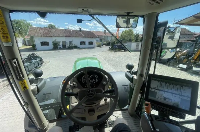 Трактор John Deere 6215 R- фото № 7