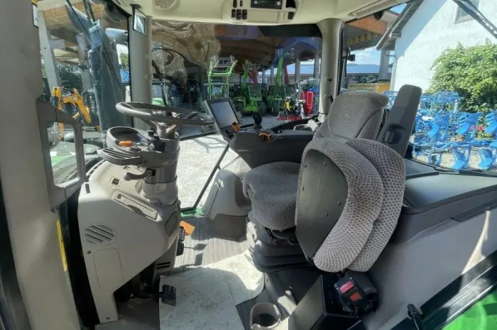 Трактор John Deere 6215 R- фото № 9