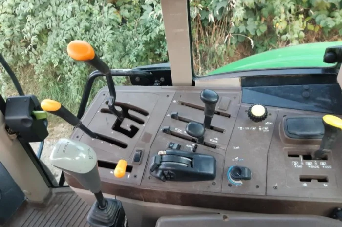 Трактор John Deere 6220 SE- фото № 9