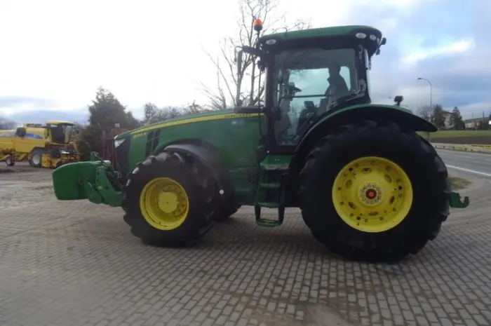 Трактор John Deere 8335R- фото № 1